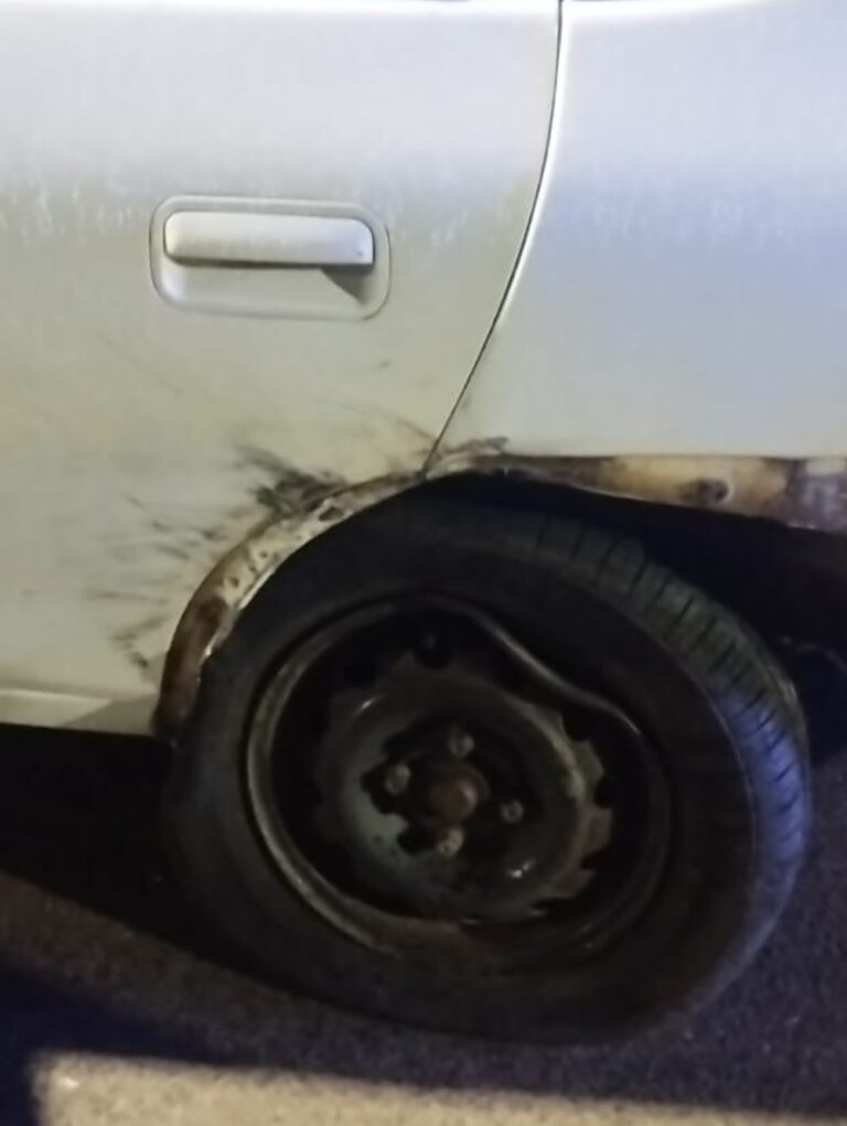 Chocaron un auto estacionado en Posadas y huyeron a pie tras no poder remolcar el&hellip;