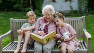 El cuidado de los hijos tiene valor económico aunque lo haga un familiar, según una…