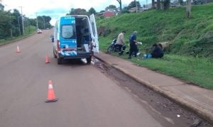 Dos jóvenes resultaron heridos tras despistar con una moto en Oberá