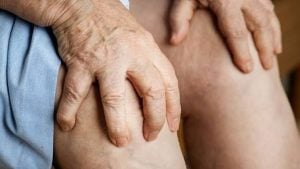 Por qué el frío y la humedad agravan los dolores articulares y cómo manejarlo