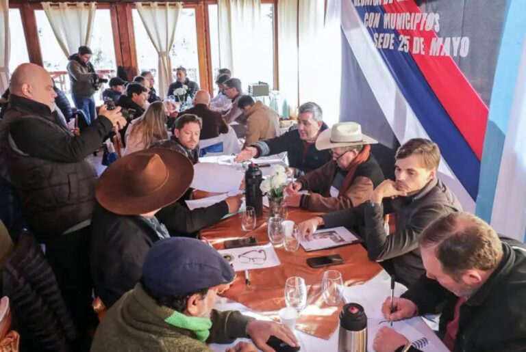 Intendentes del Centro y Alto Uruguay se reunieron con el gabinete provincial en 25 de…
