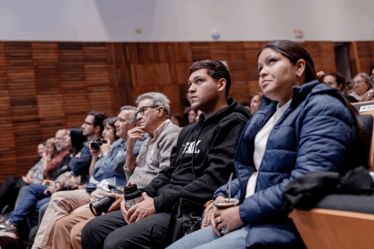 Presentaron en Posadas un libro con casi 600 páginas sobre las aves de Misiones y…