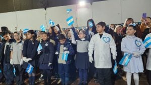 Alumnos de cuarto grado prometieron lealtad a la Bandera en el acto central de Posadas