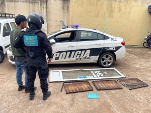 Detienen a un hombre en Posadas con una ventana y bandejas de horno que habrían sido robadas