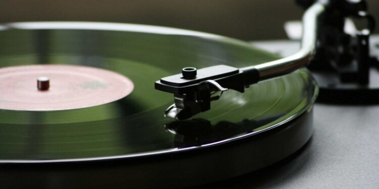 El disco de larga duración cumple 78 años: la historia del formato que cambió la…