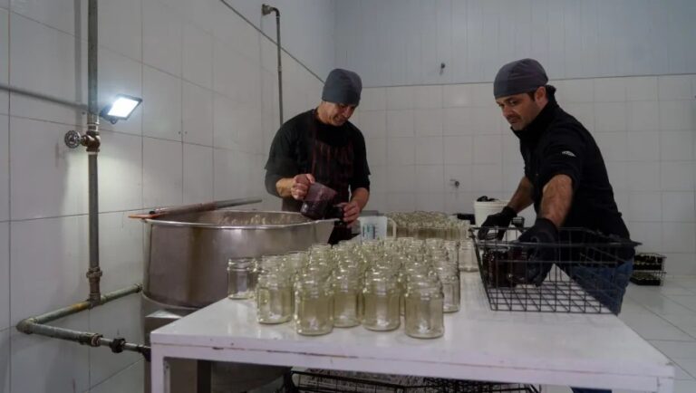 Un misionero radicado en El Bolsón produce mermeladas premium que llegan hasta las Cataratas del…