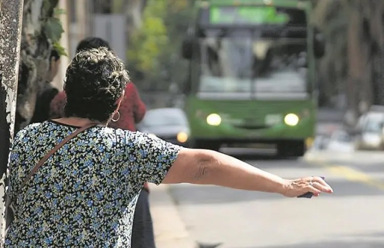El transporte público en el interior del país al límite:…