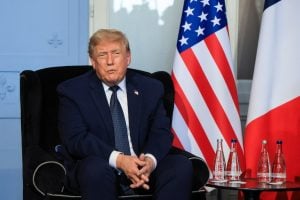 Trump fijó un plazo de 60 días para llegar a un acuerdo con Irán y amenazó con tarifas en el Estrecho de Ormuz