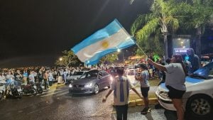 Con banderas y aplausos bajo la lluvia, Posadas le agradeció a la Selección en la Costanera
