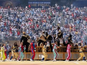 Fuegos artificiales, estrellas internacionales y el himno argentino: la ceremonia…