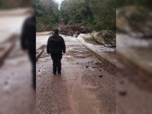Cortaron el tránsito en el Puente Fabuel por la crecida del arroyo Piray Miní
