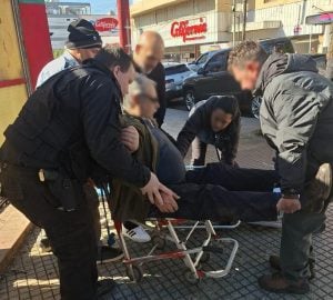 Policías auxiliaron a un adulto mayor que cayó en el centro de Posadas y sufrió…
