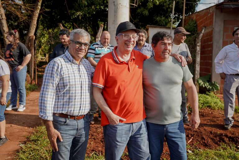 Passalacqua entregó escrituras en Garupá y supervisó una obra de agua para 300 familias