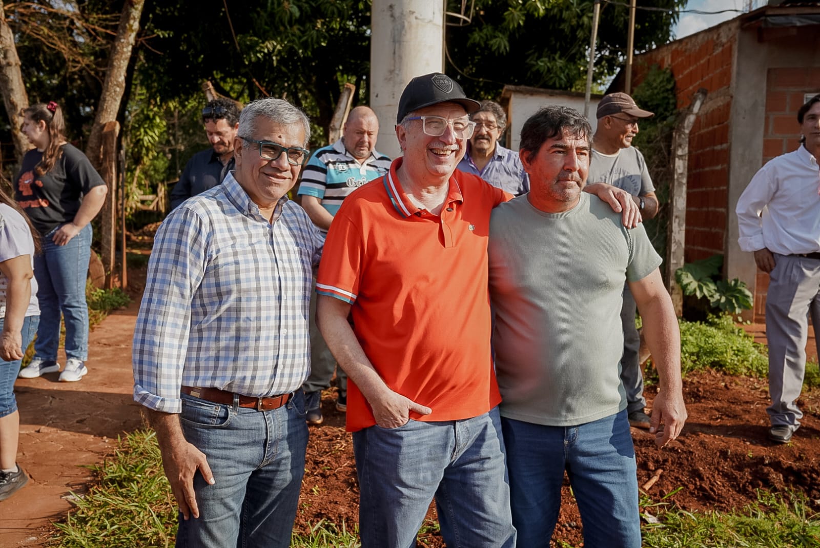 Passalacqua entregó escrituras en Garupá y supervisó una obra de agua para 300 familias
