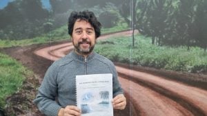 El guitarrista entrerriano Juan Martín Caraballo presenta su libro didáctico en Posadas junto a Cacho Bernal