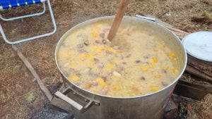 Locro, empanadas y pastelitos: la tradición de las fechas patrias se vivió en los barrios&hellip;