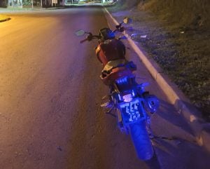 Un motociclista terminó hospitalizado tras despistarse en el barrio A-3-2 de Posadas