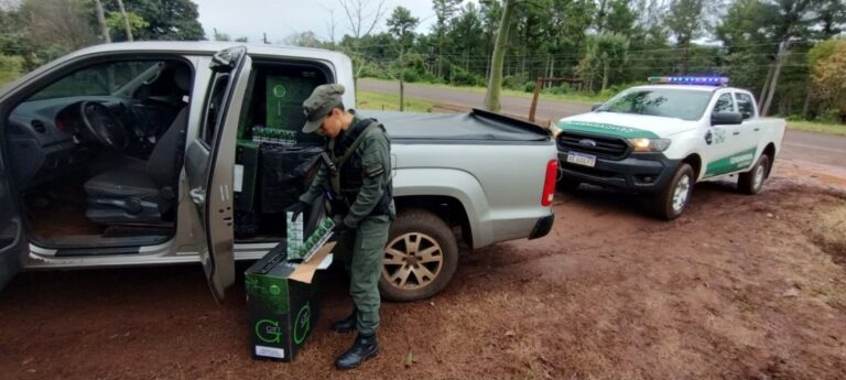 Gendarmería secuestró dos camionetas con 23.000 paquetes de cigarrillos de contrabando en Misiones