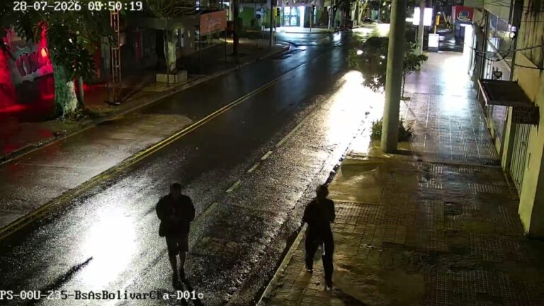Cámaras del 911 permitieron detener a dos hombres que rompieron la vidriera de una panchería…
