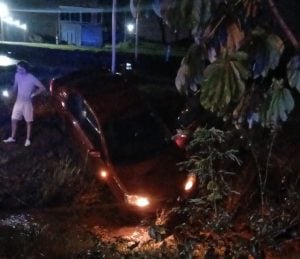 Garupá: un auto terminó en una canaleta tras perder el control en un espejo de…