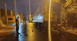 Puerto Rico: un motociclista terminó hospitalizado tras chocar contra un semirremolque estacionado