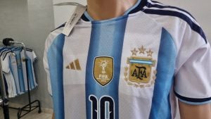 El Mundial mueve los comercios de Posadas: camisetas y banderas se agotan cada vez que juega Argentina