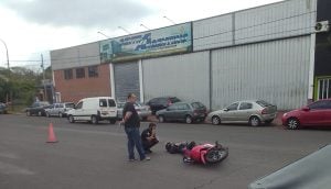 Un motociclista terminó en el hospital tras chocar con un auto en plena avenida Buchardo