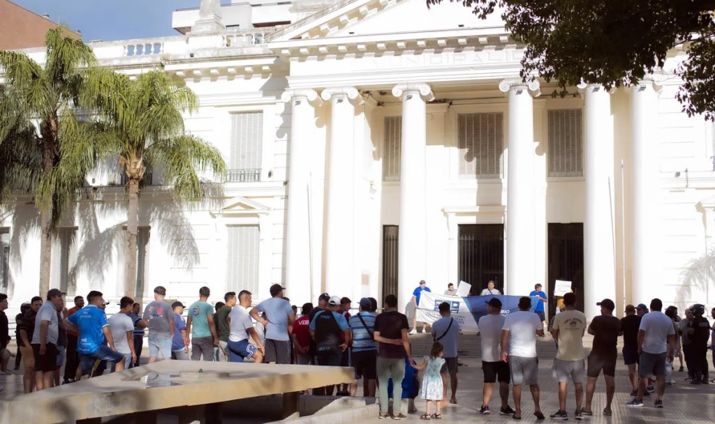 Crisis en empresa avícola de Córdoba: 350 trabajadores cobran solo…