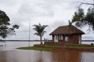 El río Uruguay sigue creciendo en casi toda la costa correntina