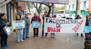 Choque fatal en Eldorado: familiares del detenido acamparon frente al juzgado y piden su liberación