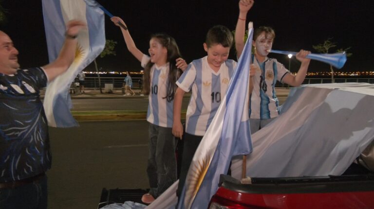 Posadas salió a la costanera a alentar a la Selección pese a la lluvia y…