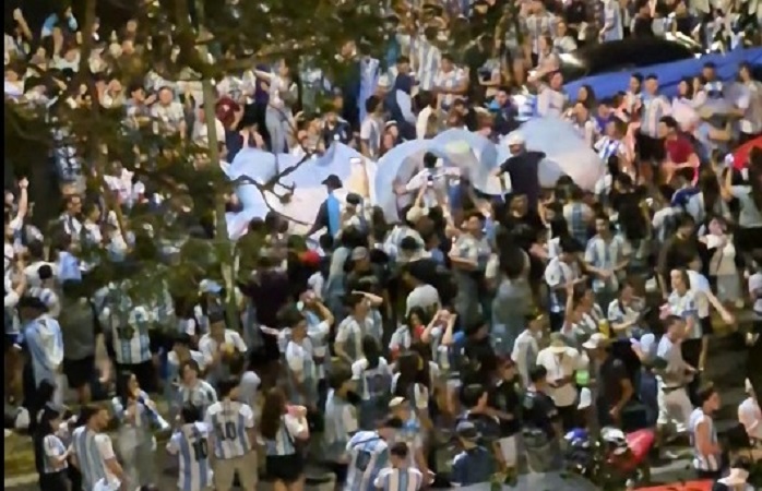 Posadas salió a festejar pese a la derrota: ‘Argentina hizo un Mundial terrible’