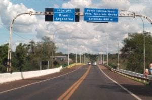 Bullrich propuso reubicar los controles fronterizos en Iguazú para agilizar el cruce con Brasil