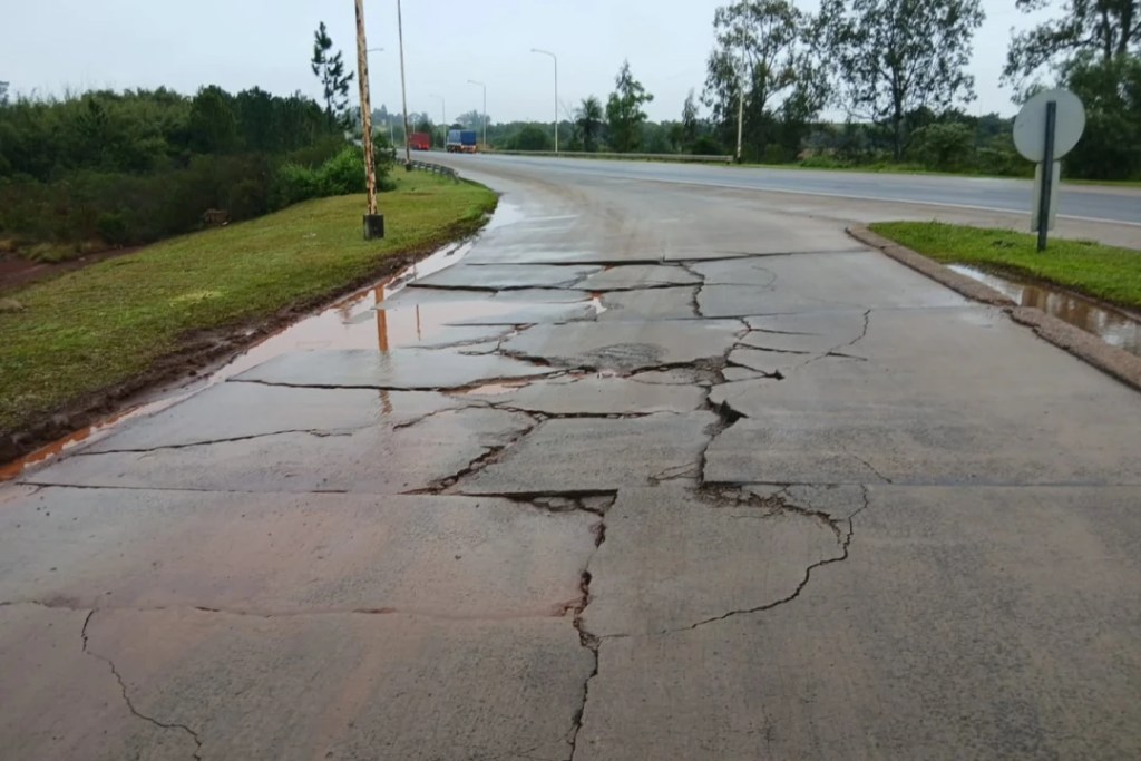 Vialidad Provincial repara el pavimento en el acceso a la ATM sobre la Ruta 14 en Paraje Centinela