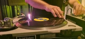 Tato Piatti musicalizó con vinilos la segunda edición de Negocios, Arte y Vinos en Posadas