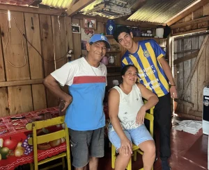 Cristian tiene 17 años, es abanderado, tarefea con su padre y repara celulares para ayudar a su familia