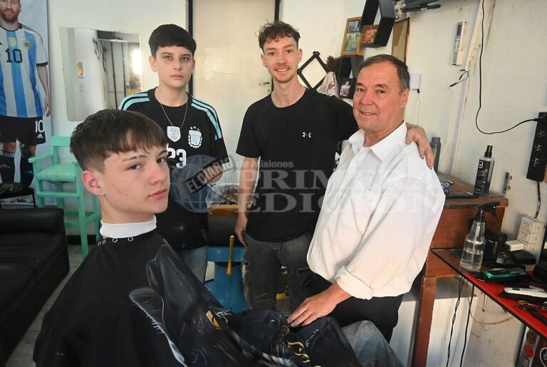 Tres generaciones con tijera en mano: la historia de la peluquería Samudio en Villa Urquiza