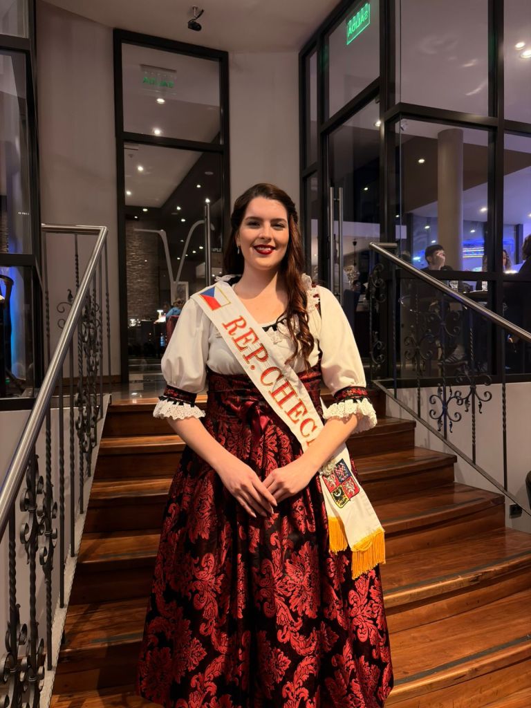 Mayra Gallardo representa a la Colectividad Checa en la Fiesta del Inmigrante con una historia…