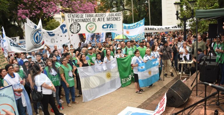 Sindicatos, productores y comunidades originarias marcharon en Posadas contra el paquete de reformas nacional