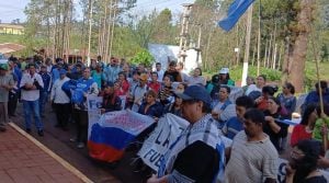 Familias de San Pedro llegan a Posadas para denunciar violencia y hostigamiento en un conflicto…