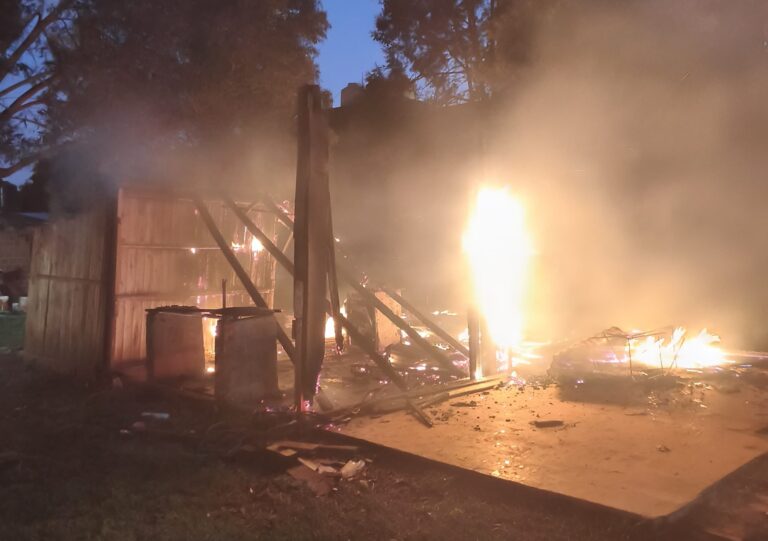 Bomberos controlaron un incendio en el barrio Madariaga y evitaron que el fuego se propagara