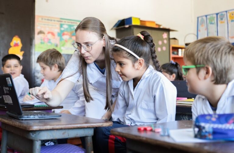 Con fibra óptica y satélites, Misiones Conectada busca llegar a escuelas, salud y zonas rurales