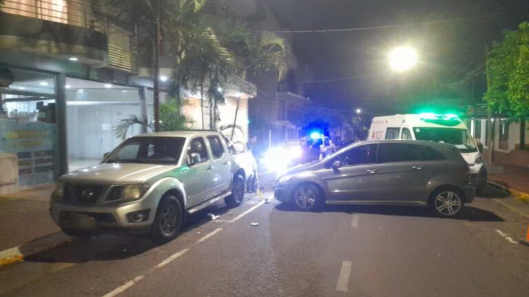 Un auto chocó contra una camioneta policial estacionada en el centro de Posadas: sin heridos