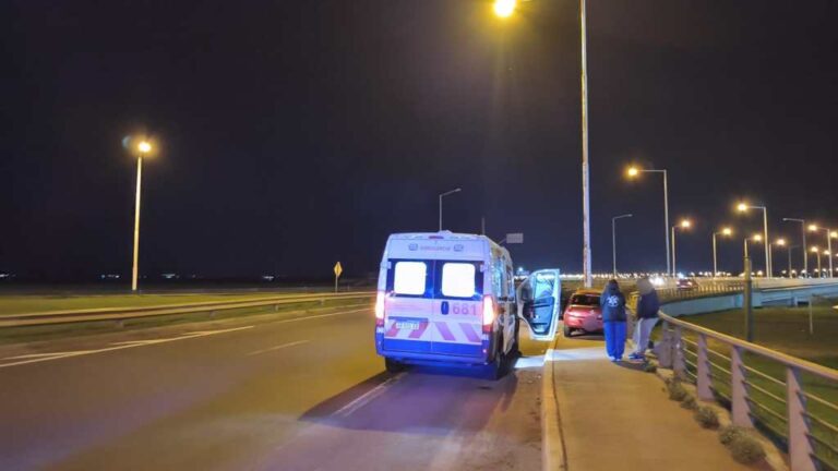 Se quedó dormido al volante y chocó contra un poste en el Acceso Sur de&hellip;