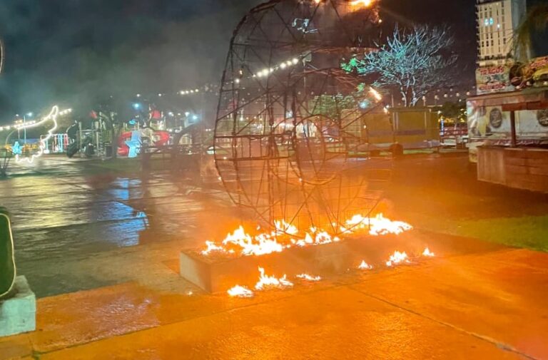 Un cortocircuito incendió parte de la escultura ‘2026’ en el Parque de las Fiestas de…