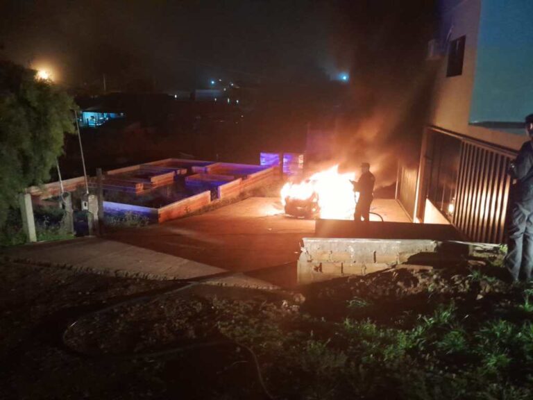 Quemaron un auto en el patio de una vivienda de Bernardo de Irigoyen y la…