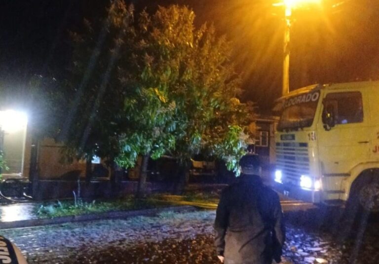 Un auto quedó destruido por un incendio en Eldorado y la dueña denunció que fue…