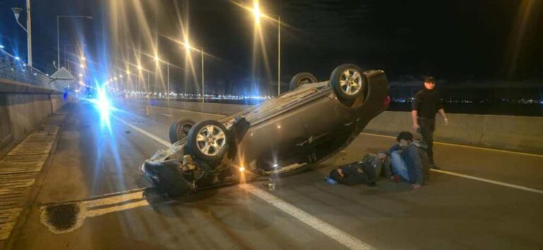 Dos jóvenes fueron hospitalizados tras un despiste en la avenida Acceso Sur de Posadas