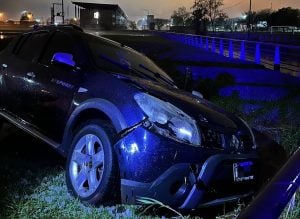 Un auto cayó a una zanja en Posadas tras perder visibilidad por el granizo
