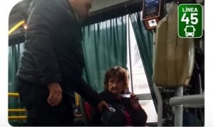 Un colectivero de Posadas devolvió un bolso con dinero, documentos y celular que olvidó una&hellip;